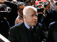 Le sénateur républicain John McCain (G), au salon de l'Auto de Detroit, un lieu incontournable pour les candidats.(Photo : Reuters)