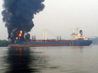 Le MEND, le Mouvement pour l'émancipation du delta du Niger, affirme avoir déclenché à distance l'incendie de ce pétrolier à Port Harcourt, le 11 janvier.(Photo : Reuters)