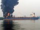 Le MEND, le Mouvement pour l'émancipation du delta du Niger, affirme avoir déclenché à distance l'incendie de ce pétrolier à Port Harcourt, le 11 janvier.(Photo : Reuters)