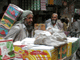 Dans les bazars de Peshawar, les commerçants craignent des attentats perpétrés chaque année à la période des commémorations de l'Achoura.(Photo : AFP)