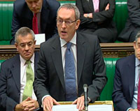 John Hutton, secrétaire d'Etat britannique aux Entreprises s'adresse aux membres de la Chambre des Communes, au palais de Westminster, à Londres le 10 janvier.(Photo : Reuters)