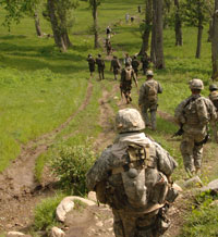 Des soldats américains et afghans dans la province du Nuristan le 27 juin 2007.(Photo : US Army)