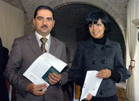 En Tunisie, Hedi Ben Khalifa (g) et Soumaya Fathallah (d) sont les premiers à avoir obtenu la carte «&nbsp;<em>compétences et talents&nbsp;</em>» qui leur permet de venir travailler en France.(Photo : AFP)
