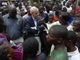 John Holmes, coordinateur de l'aide humanitaire de l'ONU, dans un camp de dépacés à Nairobi, dimanche 10 février 2008( Photo : AFP )