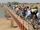 Des réfugiés tchadiens sur le pont Ngueli, à la frontière avec le Cameroun, rentrent à Ndjamena, dimanche 10 février.( Photo : AFP )