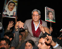 Aitzaz Ahsan a été arrêté, à nouveau, pour avoir participé à une manifestation anti-Musharraf.(Photo : Reuters)