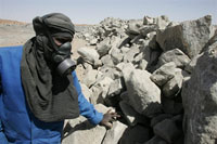  Un employé de la mine d'uranium à ciel ouvert exploitée par Areva dans le désert de l'Aïr au Niger.(Photo : AFP)