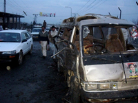Les carcasses des voitures après l'attentat suicide à Parachinar, à environ 120 km au sud-est de Peshawar, au Pakistan, le 16 février 2008.  (Photo : AFP)