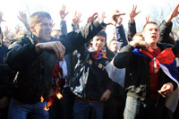 Des Serbes de Bosnie brûlant le drapeau américain au cours d'une manifestation à Banja Luka le 21 février.(Photo : Reuters)