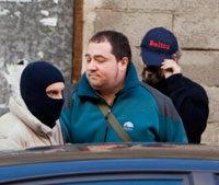 Pernando Barrena (c), lors de son arrestation, le 4 février 2008.(Photo : Reuters)