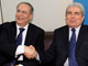 Le conservateur Ioannis Kasoulides (à gauche) et le communiste Demetris Christofias se serrent la main avant un débat télévisé le 22 février à Nicosie.(Photo : Reuters)