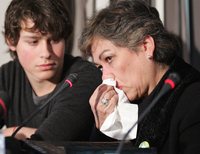 L'ex-otage Consuelo Gonzalez, émue pendant une conférence de presse à Paris, le 28 février 2008. A sa gauche, Lorenzo, le fils d'Ingrid Betancourt.(Photo : Reuters)