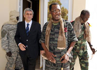Idriss Déby et le ministre français de la Défense Hervé Morin, le 6 février 2008 à Ndjamena.(Photo : Reuters)