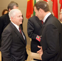 Le secrétaire américain à la Défense Robert Gates (g) avec son homologue canadien Gordon MacKay ce vendredi 8 février à Vilnius.(Photo : AFP)