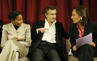 L'ex-députée néerlandaise d'origine somalienne Ayaan Hirsi Ali (g) avec le philosophe Bernard-Henri Lévy (c) et la socialiste Ségolène Royal.(Photo : Reuters)