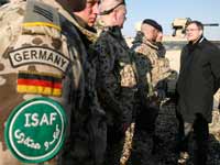 Le ministre allemand de la Défense, Franz-Josef Jung parle à ses soldats lors de sa visite au camp Marmal, en Afghanistan, le 30 janvier 2008.(Photo : Reuters)
