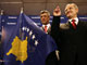 Le Premier ministre Hashim Thaçi (g) et le président Fatmir Sejdiu à côté du nouveau drapeau du Kosovo présenté au Parlement à Pristina, le 17 février 2008.(Photo : Reuters)