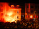 L'ambassade des Etats-Unis incendiée par les émeutiers, le 21 février 2008, à Belgrade.(Photo : Reuters)