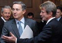 Alvaro Uribe (g) et Bernard Kouchner, le 21 février 2008, à Bogota.(Photo : Reuters)