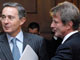 Bernard Kouchner (d), lors de sa précédente visite à Bogota, en compagnie du président Alvaro Uribe (g), le 21 février 2008.(Photo : Reuters)