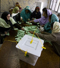 Dépouillement dans un bureau de vote à Rawalpindi.(Photo : Reuters)