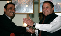 Le leader du PPP, Asif Ali Zardari (g) et l'ancien Premier ministre, Nawaz Sharif (d) à Islamabad.(Photo : Reuters)
