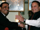 Le leader du PPP, Asif Ali Zardari (g) et l'ancien Premier ministre, Nawaz Sharif (d) à Islamabad.(Photo : Reuters)