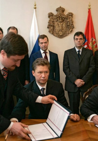 Le Premier ministre russe, Dmitri Medvedev (au fond au centre) et le Premier ministre serbe, Vojislav Kostunica (au fond à droite) à Belgrade.(Photo : AFP)