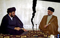 Les deux leaders chiites, Abdel Aziz al-Hakim (d) et Moqtada Sadr (g) avant la rupture, le 6 novembre 2005 à Najaf.(Photo : AFP / montage : RFI)