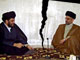 Les deux leaders chiites, Abdel Aziz al-Hakim (d) et Moqtada Sadr (g) avant la rupture, le 6 novembre 2005 à Najaf.(Photo : AFP)