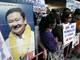 La foule attend le passage de Thaksin Shinawatra devant l'aéroport de Suvarnabhumi le 28 février.(Photo : Reuters)