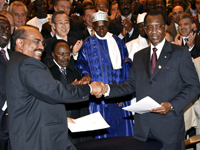Le 14 mars 2008 : dernière poignée de main entre le président soudanais, Omar el-Béchir (gauche), et son homologue tchadien, Idriss Déby (droite), avant la rupture des relations diplomatiques.( Photo : Reuters )