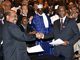 <p>Poignée de main entre le président soudanais, Omar el-Béchir (gauche), et son homologue tchadien, Idriss Déby (droite), au terme de la signature d'un nouvel accord&nbsp;de paix.</p>( Photo : Reuters )