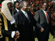 Arrivée au Parlement de Mwai Kibaki (au centre) et de Raila Odinga (à droite), accompagnés du <em>speaker </em>de l'Assemblée (à gauche), le 6 mars 2008.( Photo : AFP )