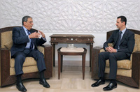 Le président syrien, Bachar al-Assad (d), accueille à Damas, le 25 mars, le secrétaire général de la Ligue arabe, Amr Moussa, qui avait demandé aux Libanais de participer au sommet.(Photo : Reuters)