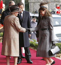 Nicolas Sarkozy et sa femme, Carla Bruni-Sarkozy, accueillis par la reine Elizabeth II. (Photo : Reuters)