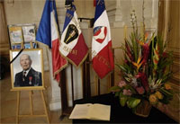 Le portrait de Lazare Ponticelli et un livre de condoléances à la mairie de Kremlin-Bicêtre, près de Paris.(Photo : AFP)