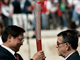 La flamme olympique a été remise à Liu Qi (G), le président du comité olympique chinois par Minos Kyriakou, le président du Comité olympique hellénique, lors d’une cérémonie à Athènes, le 30 mars 2008.(Photo : Reuters)