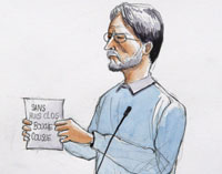 A l'ouverture de son procès, Michel Fourniret a brandi un papier sur lequel est inscrit «&nbsp;<em>Sans huis clos, bouche cousue&nbsp;</em>».(Photo : Reuters)