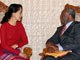 L'émissaire spécial de l'ONU Ibrahim Gambari (d) a rencontré l'opposante Aung San Suu Kyi ce samedi 8 mars à Rangoon.(Photo : AFP)