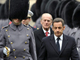 Le président français Nicolas Sarkozy (c) et le prince Philip passent en revue la garde d'honneur, au château de Windsor, près de Londres, le 26 mars 2008.(Photo : Reuters)