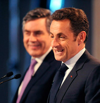 Nicolas Sarkozy (d), et Gordon Brown pendant le sommet bilatéral franco-britannique dans l'enceinte du stade d'Arsenal, dans le nord de Londres, jeudi 27 mars 2008. (Photo : Reuters)