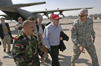 John McCain à son arrivée, dimanche 16 mars, à Mossoul.(Photo : Reuters)