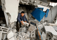 Les Palestiniens ramassent les débris de leurs habitations détruites par les bombardements israéliens.(Photo : Reuters)