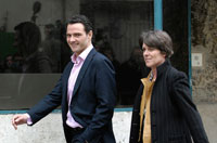 Jérôme Kerviel accompagné de son avocate, Maître Elisabeth Meyer, à la sortie de la prison de la Santé à Paris le 18&nbsp;mars 2008.(Photo : Reuters)