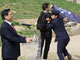 La police grecque intercepte un militant de RSF durant le discours du représentant olympique chinois, le 24 mars 2008.(Photo : Reuters)