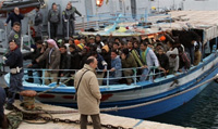 Arrivée à Lampedusa de près de trois cents immigrés clandestins, le 16 mars 2008.(Photo : AFP)