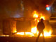 Des voitures de police en feu dans le centre d'Erevan, dans la soirée du 1er mars 2008.(Photo : Reuters)