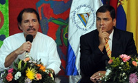 Daniel Ortega, président du Nicaragua, et son homologue équatorien Rafael Correa, jeudi 6 mars 2008 à Managua.(Photo : AFP)