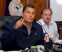 Lors d'une conférence de presse à Quito, le président Rafael Correa (g) avait critiqué l'incursion de l'armée colombienne en territoire équatorien, le 1er mars 2008. (Photo : AFP)